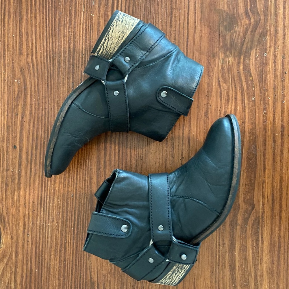 Deena and Ozzy buckle boot